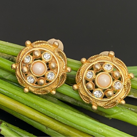 Vintage Unsigned Gold-tone Faux Pearl Rhinestones Dome Clip On Earrings 24g - Picture 1 of 13